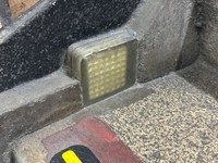 これが戦時中に設けられたという蓄光タイル（YOUZINさん提供）