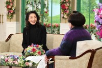「徹子の部屋」に出演する麻実れい（左）と司会の黒柳徹子＝テレビ朝日提供