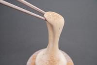 アップで見ると本物の「きな粉餅」のよう（画像提供：キボリノコンノさん）