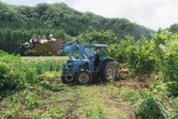 トラクターのローダーに子どもらを乗せた様子（「ポケマルおやこ地方留学」リリースから、一部加工しました）