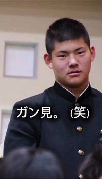  カメラを見つめる息子さん。卒業式の日の自然な表情も動画に残っていた／maiさん（@maimaichan_1022）提供