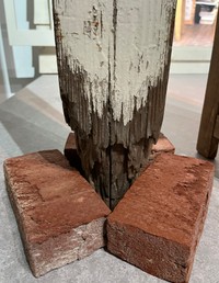 ジブリパーク内のサツキとメイの家で実際に使われていたあの柱（初代）＝神戸市立博物館