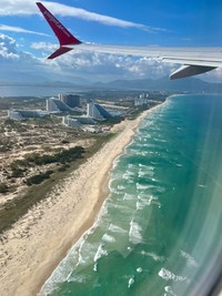 エメラルドグリーンの海面すぐ、ニャチャン空港付近の上空から（提供：りの🌻海外ノマドフリーランスさん）
