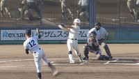 延長10回 英明が松原のセンター前ヒットで1点を勝ち越す