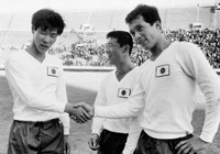 1968年のメキシコ五輪で「アステカの奇跡」を起こした日本代表の黄金トリオ（左から）小城得達、杉山隆一、釜本邦茂の各選手