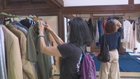 岡山市中区の少林寺で開かれた「〇服（まるふく）交換市」