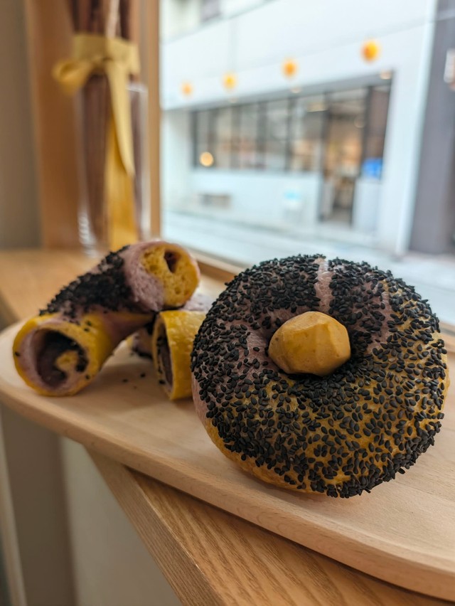 かぼちゃと紫芋生地で作ったBLACKベーグル(500円)