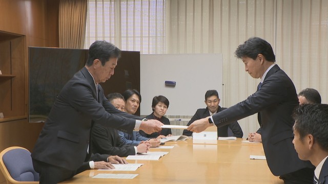 岡山県議会の議員連盟が伊原木知事（右）に要望書を提出