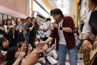 熱烈な〝稲葉ファン〟との触れ合いも