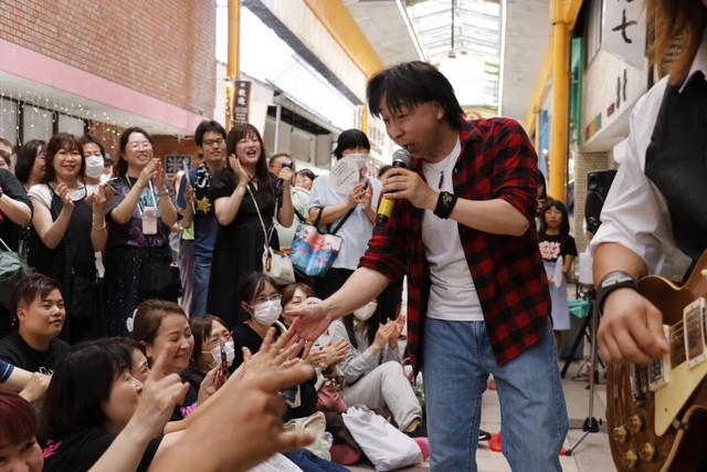 熱烈な〝稲葉ファン〟との触れ合いも