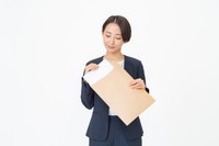 一度は通知書を詳しく確認してみましょう※画像はイメージです（ponta1414/stock.adobe.com）