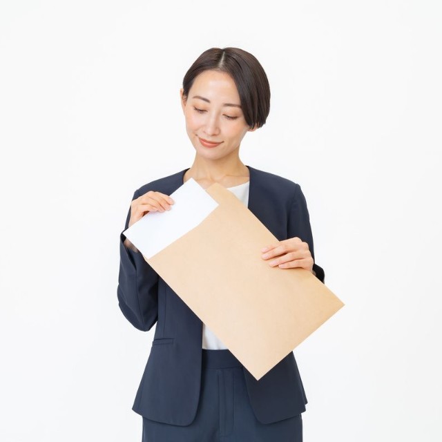 一度は通知書を詳しく確認してみましょう※画像はイメージです（ponta1414/stock.adobe.com）