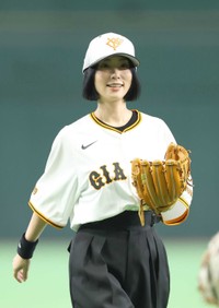 巨人のユニホームを着こなすMEGUMI=東京ドーム