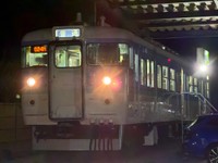 前照灯がともった夜のクハ115-1106／利根川智史（@OER3264F）さん提供