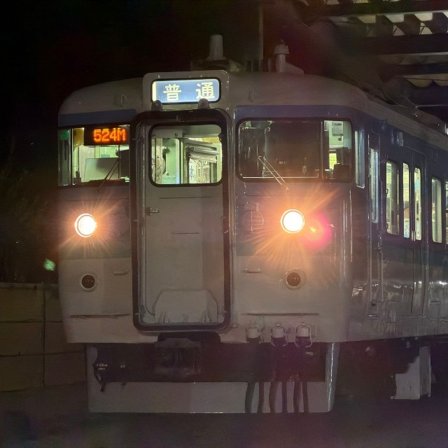 前照灯がともった夜のクハ115-1106／利根川智史（@OER3264F）さん提供
