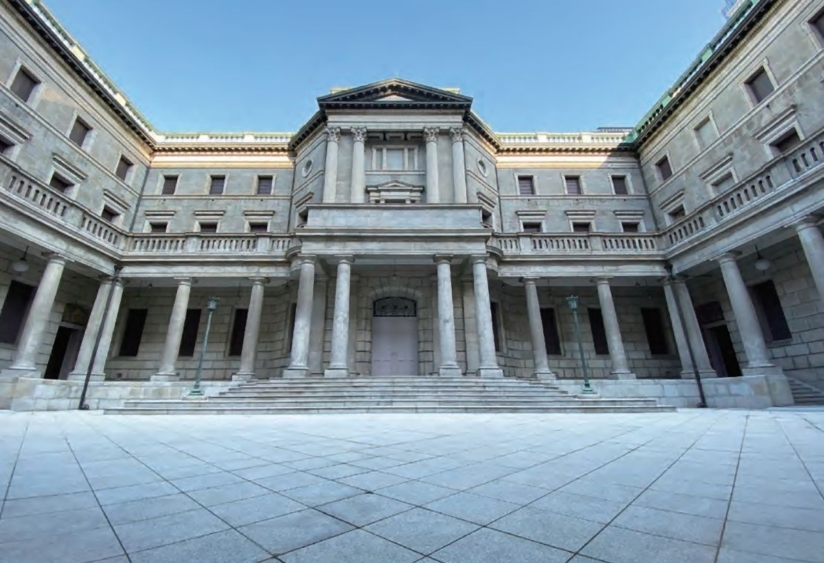 「日本銀行本店」を空から見ると…「円」の字に！？ 天才建築家の遊び心か、はたまた偶然か｜まいどなニュース