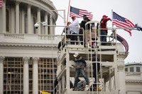 連邦議会議事堂に設置された大統領就任式用のバルコニーやカメラスタンドを占領するトランプ支持者たち