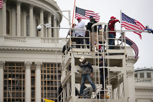 連邦議会議事堂に設置された大統領就任式用のバルコニーやカメラスタンドを占領するトランプ支持者たち