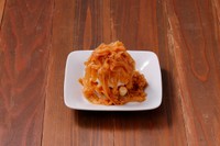 ワッフルと「ヒラヤミルク」を使ったアイスに、濃厚な甘みが特徴の熊本県産和栗の餡をたっぷり絞った、ケーキ風の「熊本県産和栗のモンブランアイス」
