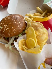 バーガー、ポテト、ソース、ドリンクのセットだと€11.04なので日本円だと約1800円。ちなみにドリンクの代わりにサラダかポテトを選ぶこともできるので、ノーマルポテトと期間限定ポテトのWポテトも可（えむむさん提供）