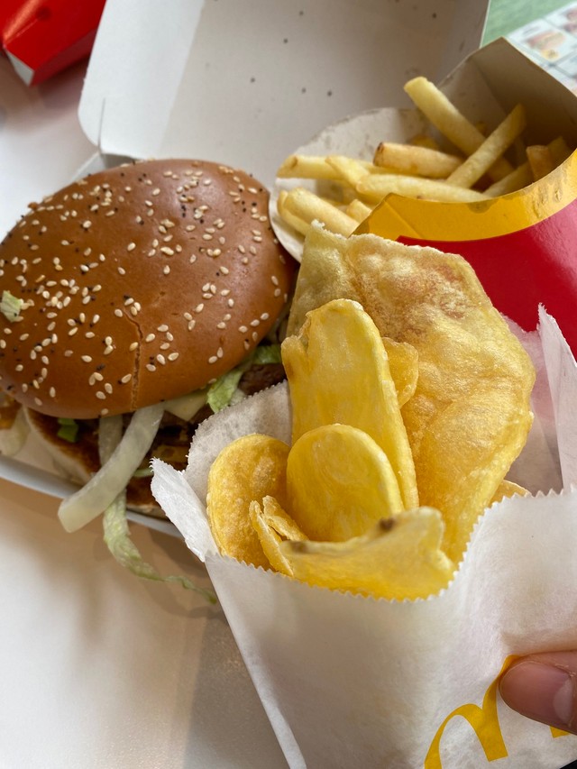 バーガー、ポテト、ソース、ドリンクのセットだと€11.04なので日本円だと約1800円。ちなみにドリンクの代わりにサラダかポテトを選ぶこともできるので、ノーマルポテトと期間限定ポテトのWポテトも可（えむむさん提供）