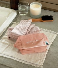 Tabioオンラインストア限定の「Laboあったかギフトセット」(プチポーチスモークピンク)（提供：タビオ株式会社）