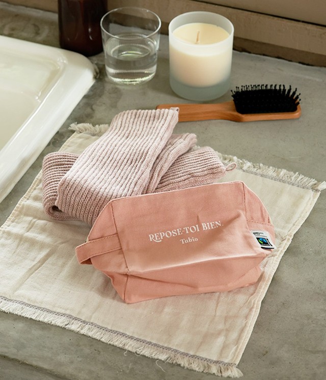 Tabioオンラインストア限定の「Laboあったかギフトセット」(プチポーチスモークピンク)（提供：タビオ株式会社）