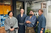 静岡県下田市の海外デジタルノマド交流プログラム「TADAIMA SHIMODA」で着物を着る体験をしたデジタルノマドたち＝2024年11月14日、静岡県下田市、塚田氏提供