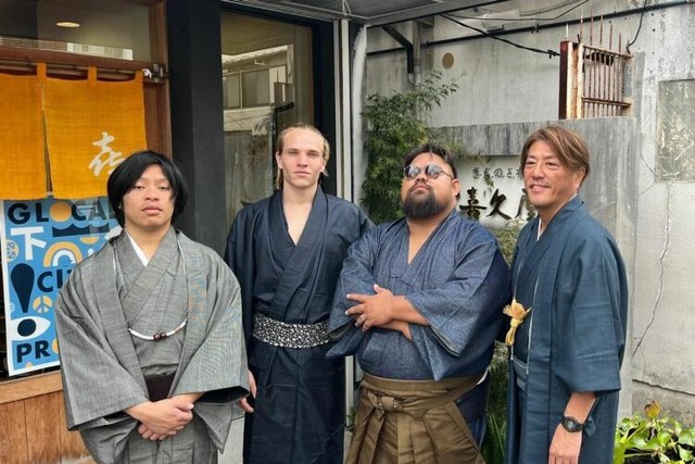 静岡県下田市の海外デジタルノマド交流プログラム「TADAIMA SHIMODA」で着物を着る体験をしたデジタルノマドたち＝2024年11月14日、静岡県下田市、塚田氏提供