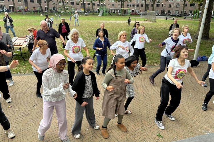 ピースアブルコミュニティのイベントで踊る地域の人々=2025年9月、オランダ・ハーグ、秋山訓子撮影