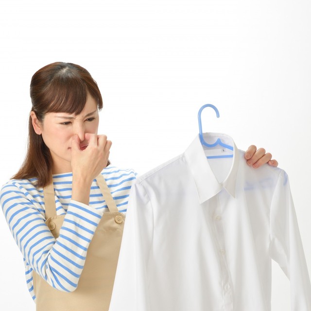 せっかく洗った洗濯物にタバコの臭いが…　※画像はイメージです（ACworks/photoAC）