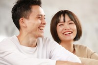 笑顔のカップル※画像はイメージです（yamasan/stock.adobe.com）