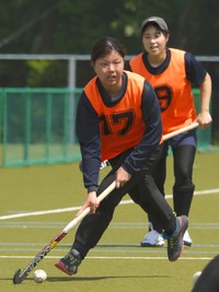 練習で汗を流す村居朋香選手（米原市・伊吹第１グラウンド）