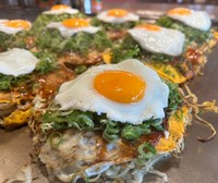 鉄板で食べる「広島お好み焼き」／広島お好み焼 ちんちくりん【公式】さん（@chinchikurink2s）提供