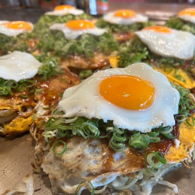 鉄板で食べる「広島お好み焼き」／広島お好み焼 ちんちくりん【公式】さん（@chinchikurink2s）提供