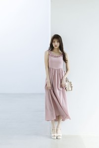 SNIDELの新作スイムウェアで着用モデルを務めた鈴木ゆうか