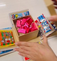 一番小さい箱にはたくさんのチョコレート。蓋付きの箱はいつもダイソーで調達するそう（ゆうけいさんThreadsより　画像はスクリーンショット）