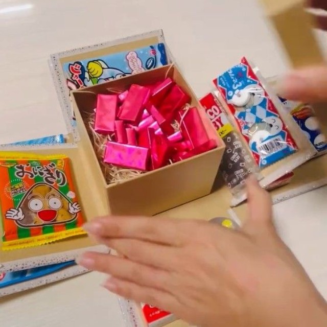 一番小さい箱にはたくさんのチョコレート。蓋付きの箱はいつもダイソーで調達するそう（ゆうけいさんThreadsより　画像はスクリーンショット）