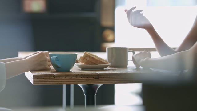 会えば楽しく過ごせる友人だけれど…　※画像はイメージです（naka/stock.adobe.com）
