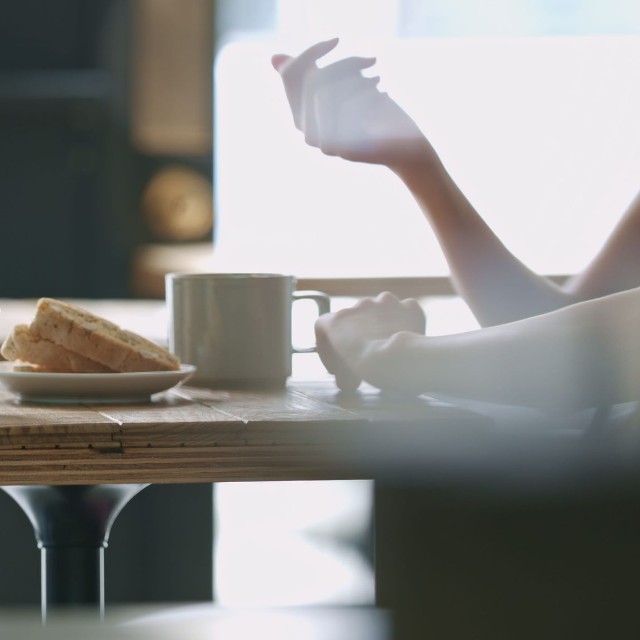 会えば楽しく過ごせる友人だけれど…　※画像はイメージです（naka/stock.adobe.com）