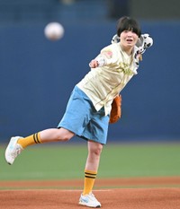 肩の強さで沸かせたガンバレルーヤ・まひる