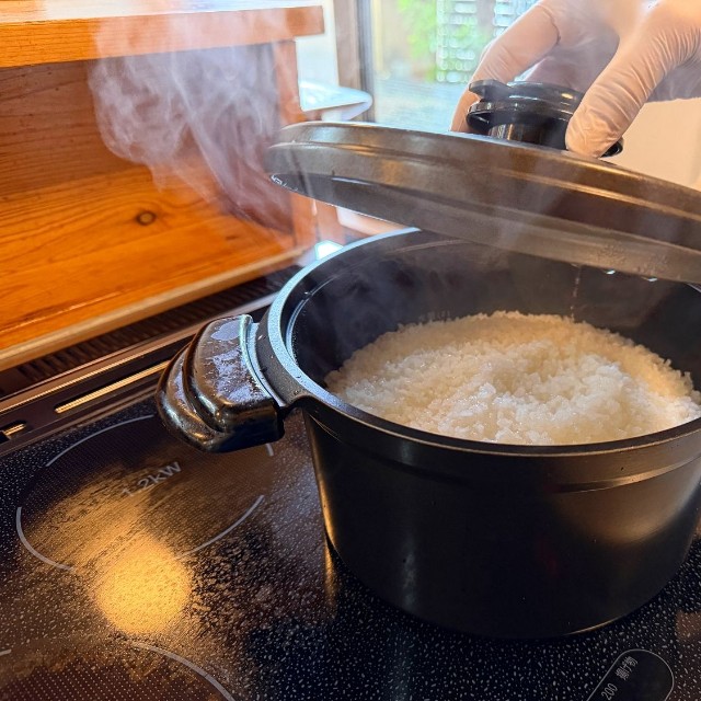 ごはんは5合ずつ丁寧に炊く（画像提供：はさかけ）