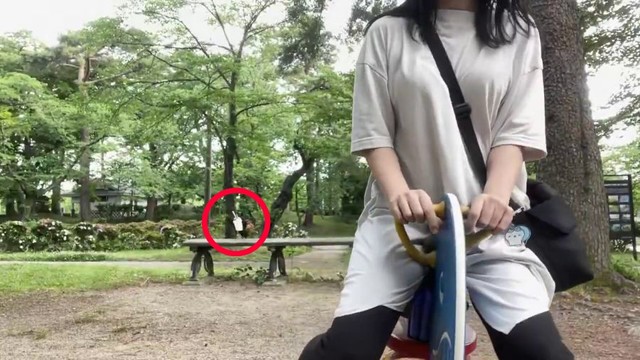 ドリンクのボトルをひょいと持ち上げて――（赤丸の部分）。 ※人生いちかパチかさんのX動画より抜粋