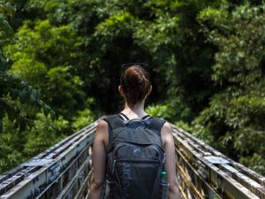 離島や山奥で、一人たたずむ瞬間。世界には引きこもれる場所がある