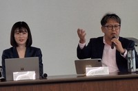 今年度の消費と金融のトレンド予測について語った経済アナリストの馬渕磨理子氏（左）と消費経済アナリストの渡辺広明氏＝都内