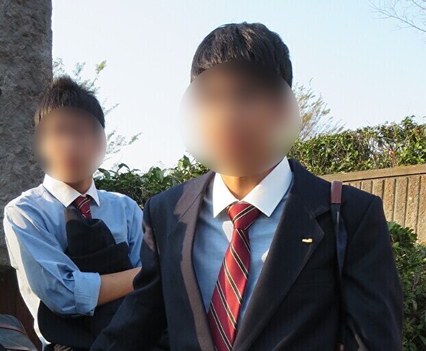 高校時代のAさん（右側）。海外出身の両親の下に生まれましたが、「自分よりくせの強い髪質の生徒もいた」と振り返ります（提供画像、画像の一部を加工しています）
