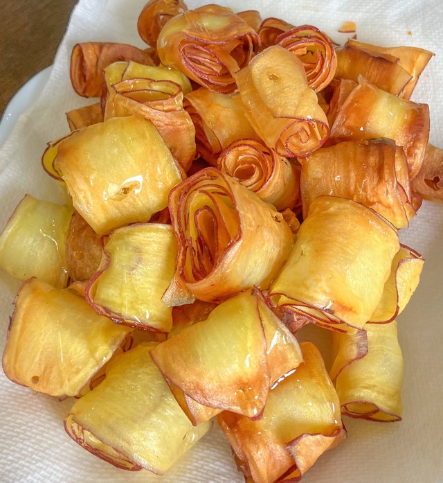 スライスしたサツマイモをカラリとあげてハチミツかけ～！（画像提供：岩崎ファーム）