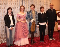 宝塚花組公演「Goethe（ゲーテ）!」の会見に出席した演出家の植田景子氏、星空美咲、永久輝せあ、シモーネ・リンホーフ氏、セバスチャン・デ・ドメニコ氏（左から）＝梅田芸術劇場