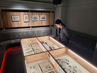 展示会場では春画に見入る女性の姿も＝東京・新宿歌舞伎町「BOND」