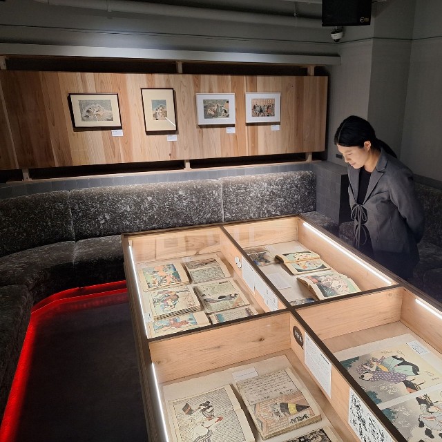 展示会場では春画に見入る女性の姿も＝東京・新宿歌舞伎町「BOND」